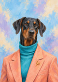 Dobermann mit natürlichen Ohren im pfirsichfarbenen Blazer und türkisen Rollkragen vor hellblau-lavendelfarbenem Hintergrund.