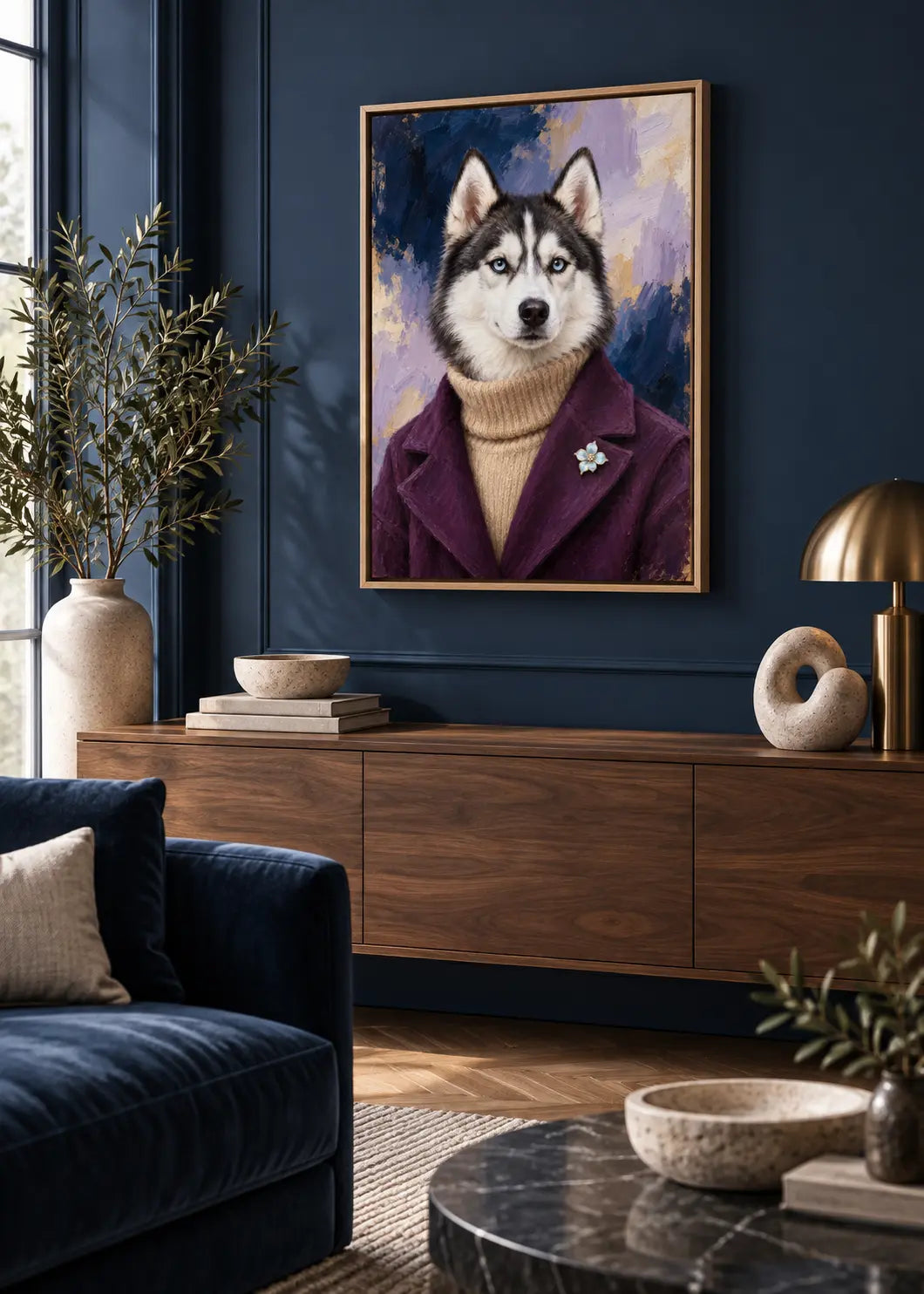 Husky Nocturne – Hundeporträt in Pflaume & Nachtblau als gerahmte Leinwand im Naturholz-Schattenfugenrahmen im Wohnraum.