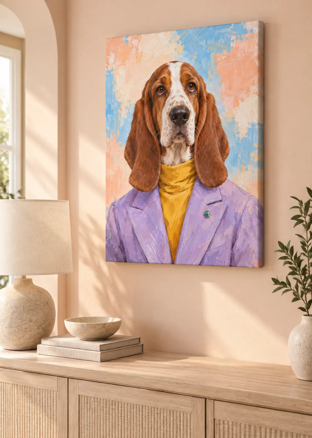 Basset Chic – Hundeporträt in Lavendel & Safran als rahmenlose schlanke Leinwand im Wohnraum.