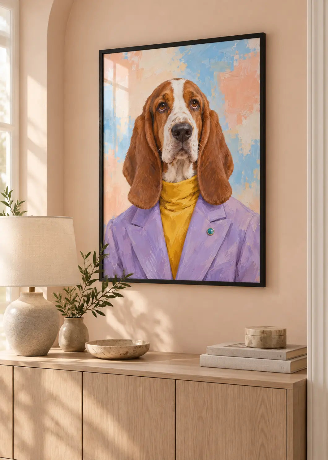 Basset Chic – Hundeporträt in Lavendel & Safran als Poster im schwarzen Holzrahmen mit dezenter Scheibenreflexion im Wohnraum.