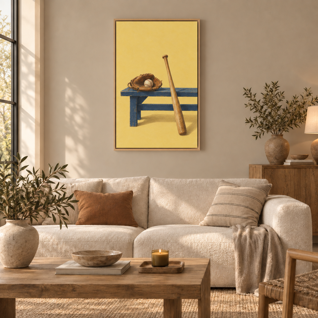 Noch ein Inning – Baseball Wandbild als Leinwand im Naturholz-Schattenfugenrahmen über einem cremefarbenen Sofa im Wohnzimmer.