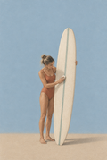Gezeichnete Surferin im terrakottafarbenen Badeanzug neben einem hellen Longboard vor blauem Hintergrund.