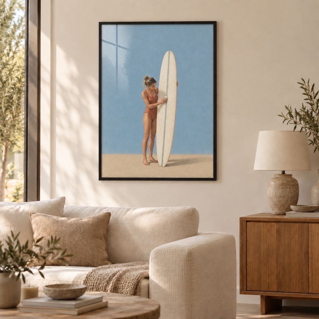 Vor der ersten Welle – Surferin Wandbild als Poster im schwarzen Holzrahmen mit Verglasung über einem cremefarbenen Sofa im Wohnzimmer.