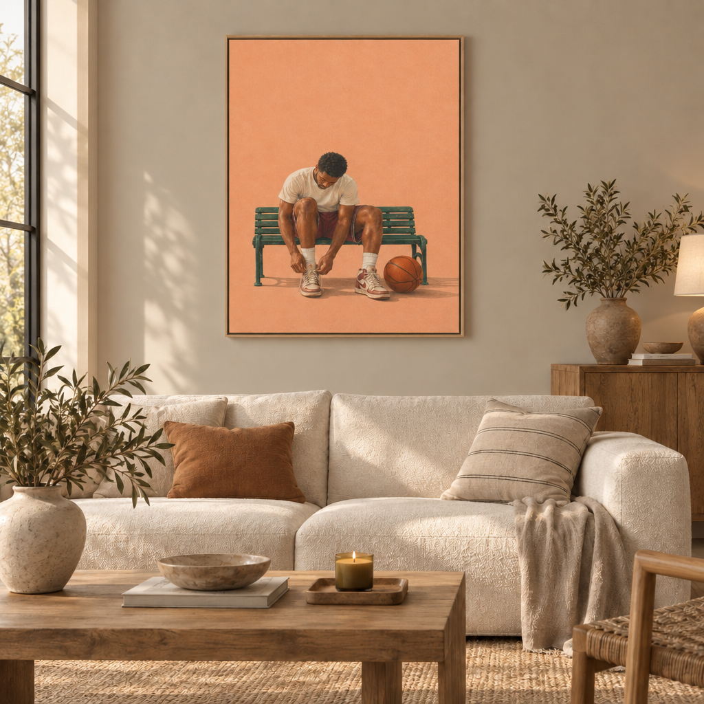 Der nächste Korb – Basketball Wandbild als Leinwand im Naturholz-Schattenfugenrahmen über einem cremefarbenen Sofa im Wohnzimmer.