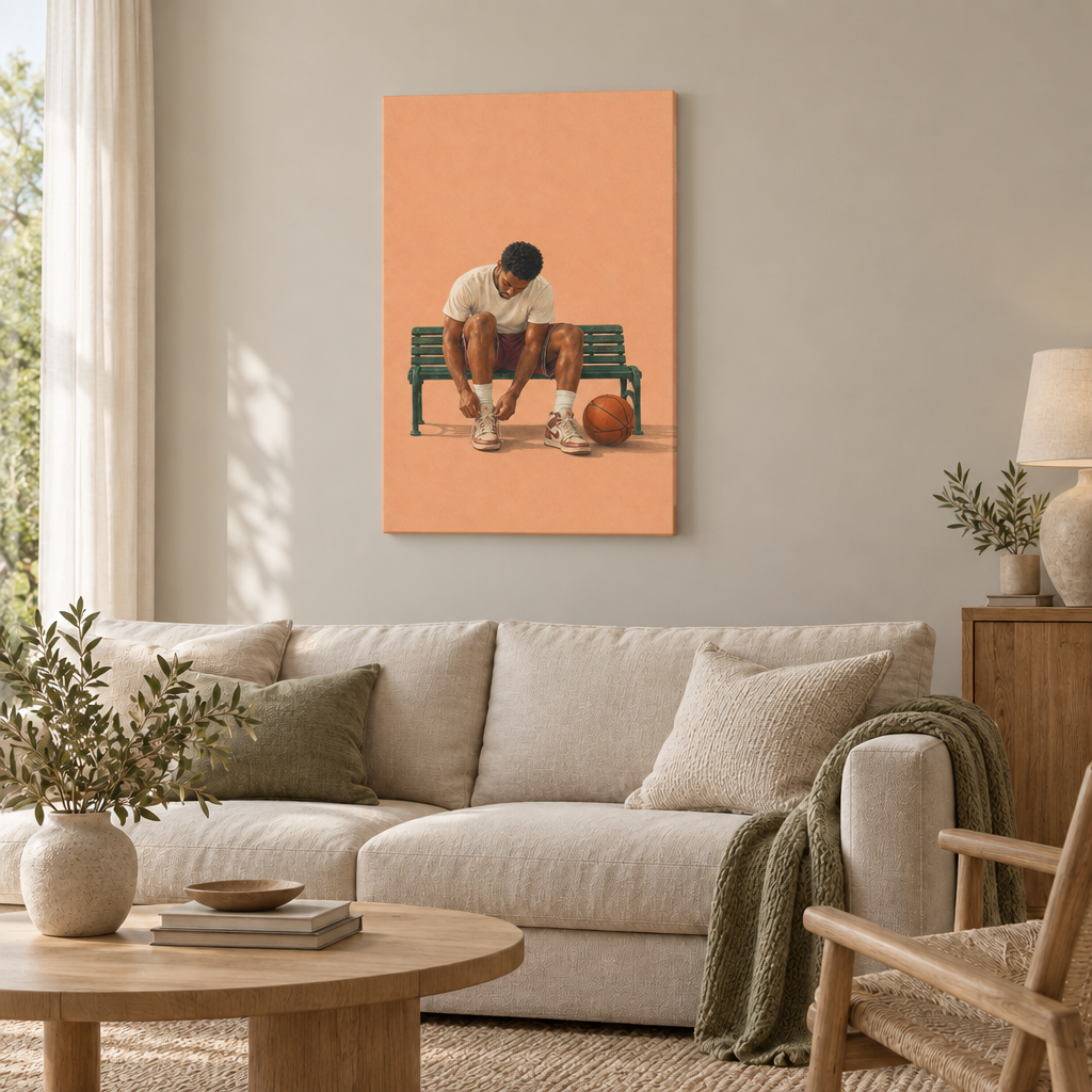 Der nächste Korb – Basketball Wandbild als rahmenlose Slim-Leinwand über einem cremefarbenen Sofa im Wohnzimmer.