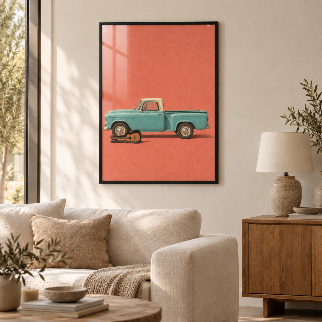 Pause an der Route 66 – Vintage Pickup Wandbild als Poster im schwarzen Holzrahmen mit Verglasung über einem cremefarbenen Sofa im Wohnzimmer.