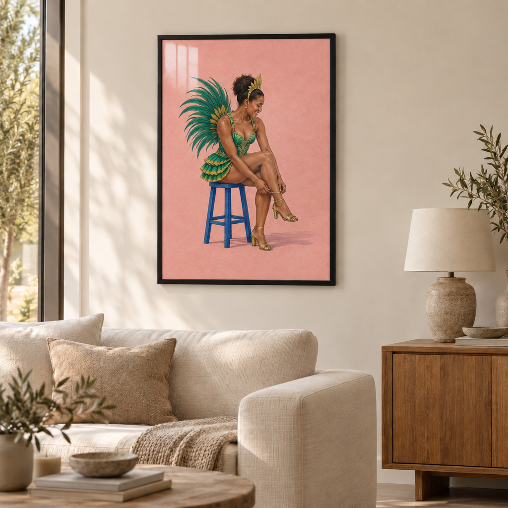 Rio – Vor dem großen Auftritt | Karneval Wandbild als Poster im schwarzen Holzrahmen mit Verglasung über einem cremefarbenen Sofa im Wohnzimmer.