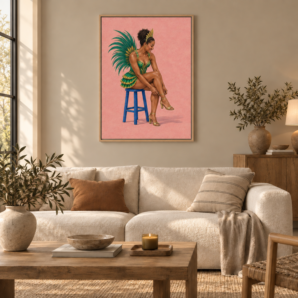 Rio – Vor dem großen Auftritt | Karneval Wandbild als Leinwand im Naturholz-Schattenfugenrahmen über einem cremefarbenen Sofa im Wohnzimmer.