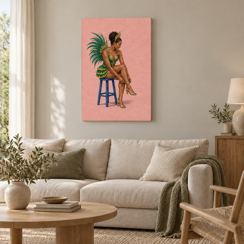 Rio – Vor dem großen Auftritt | Karneval Wandbild als rahmenlose Slim-Leinwand über einem cremefarbenen Sofa im Wohnzimmer.