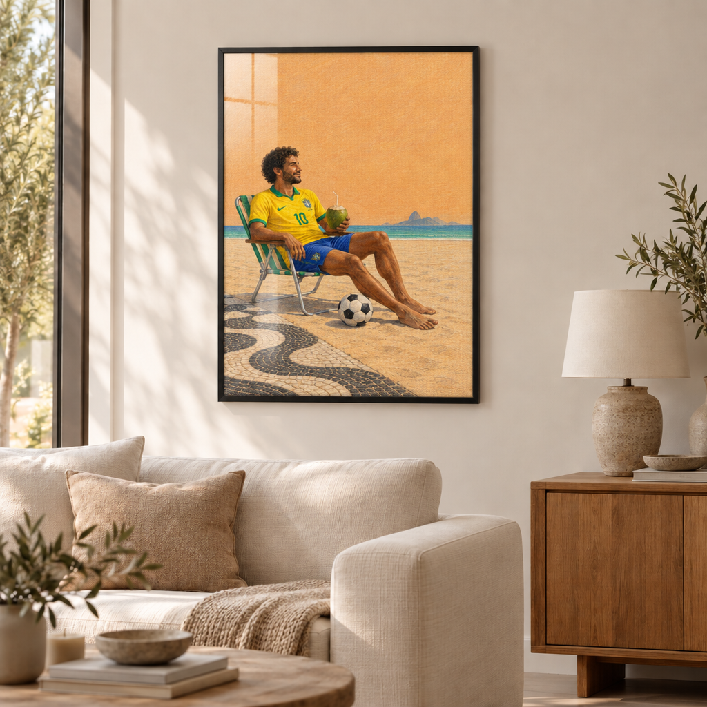 Copacabana – Nach dem Spiel | Brasilien Wandbild als Poster im schwarzen Holzrahmen mit Verglasung über einem cremefarbenen Sofa im Wohnzimmer.