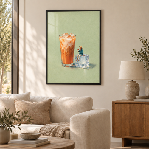 Gezeichnetes Glas orangefarbener Thai-Eistee mit einem kleinen Mann auf einem Eiswürfel vor pistaziengrünem Hintergrund – Poster mit schwarzem Rahmen