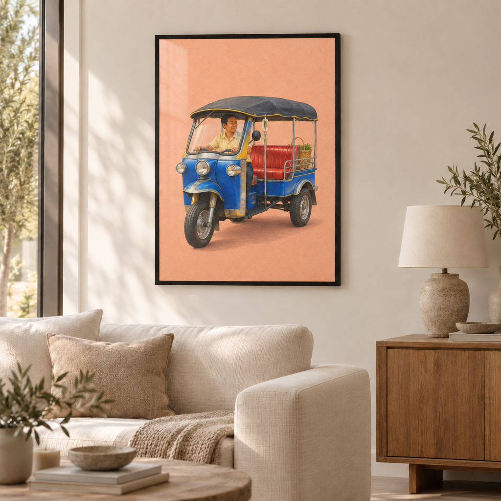 Blaues thailändisches Tuk-Tuk mit Fahrer, roter Sitzbank und Jasmingirlande auf pfirsichfarbenem Hintergrund – Poster mit schwarzem Rahmen