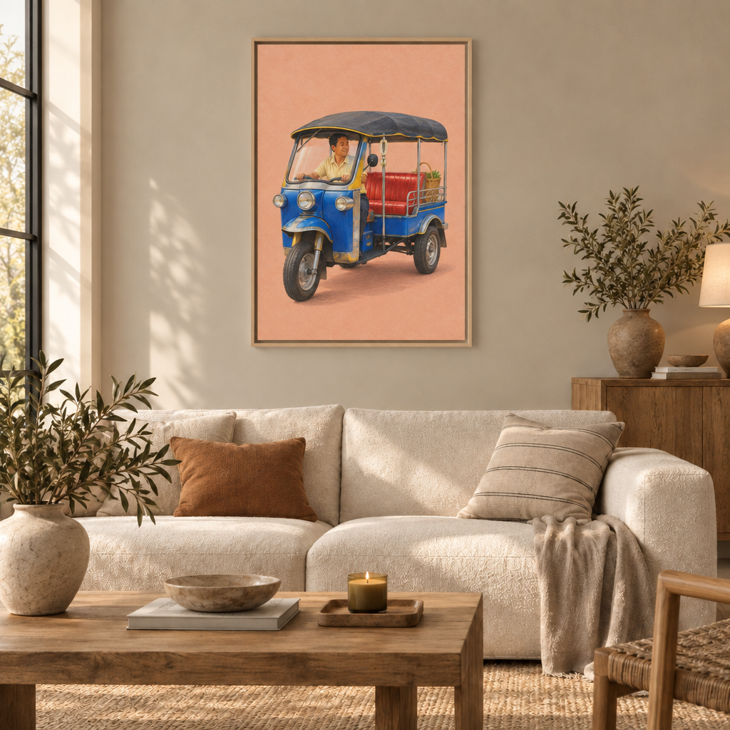 Blaues thailändisches Tuk-Tuk mit Fahrer, roter Sitzbank und Jasmingirlande auf pfirsichfarbenem Hintergrund – Leinwand im Naturholzrahmen