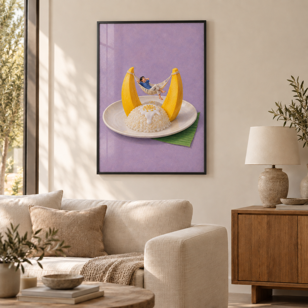 Gezeichnete Miniaturperson in einer Hängematte zwischen zwei Mangostücken über einem Teller Mango Sticky Rice auf lilafarbenem Grund – Poster mit schwarzem Rahmen