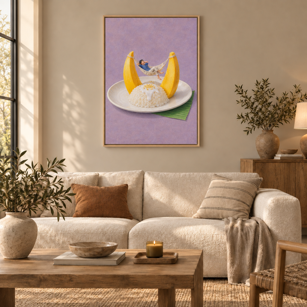 Gezeichnete Miniaturperson in einer Hängematte zwischen zwei Mangostücken über einem Teller Mango Sticky Rice auf lilafarbenem Grund – Leinwand im Naturholzrahmen