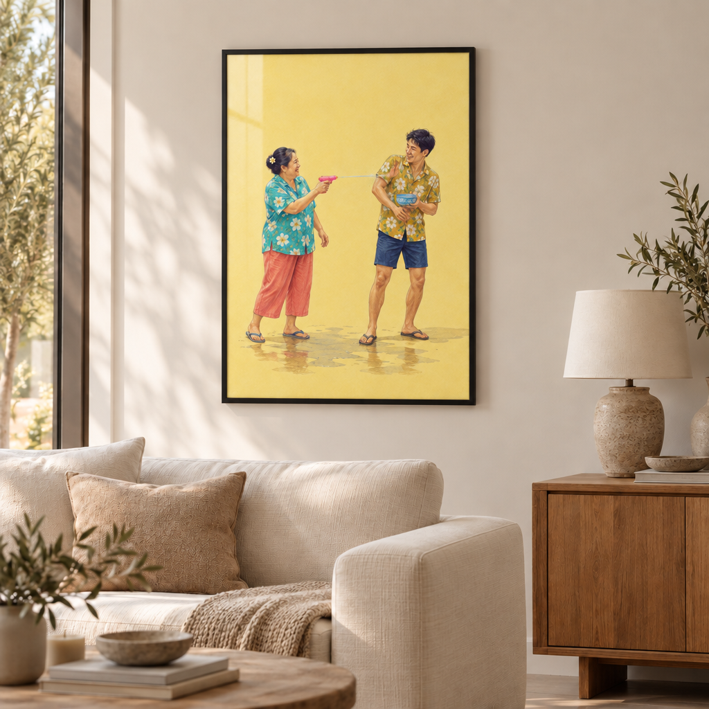 Zwei Erwachsene in bunten Blumenhemden beim thailändischen Songkran-Wasserfest mit Wasserpistole und blauer Schale – Poster mit schwarzem Rahmen