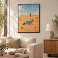 Schwimmstunde in der Wüste – Poster im schwarzen Holzrahmen im Wohnzimmer, ohne Weißrand.