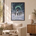 Der Kellner des Nordlichts – Poster im schwarzen Holzrahmen im Wohnzimmer, ohne Weißrand.