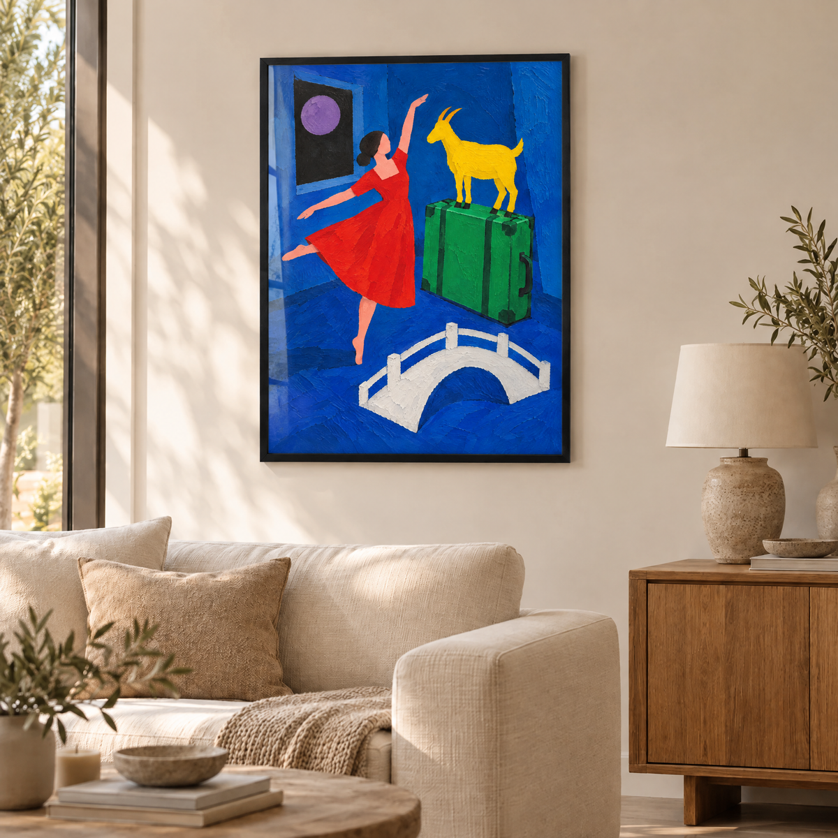 Die Tänzerin und der grüne Koffer – Poster im schwarzen Holzrahmen im Wohnzimmer, ohne Weißrand.