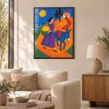 Die Frau mit der Sonne im Korb – Poster im schwarzen Holzrahmen im Wohnzimmer, ohne Weißrand.