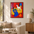 Die Ziege auf dem gelben Sofa – Poster im schwarzen Holzrahmen im Wohnzimmer, ohne Weißrand.