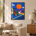 Die Orange über dem Bahnhof – Poster im schwarzen Holzrahmen im Wohnzimmer, ohne Weißrand.