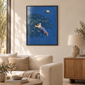 Der Tag ohne Uhr – Poster im schwarzen Holzrahmen im Wohnzimmer, ohne Weißrand.
