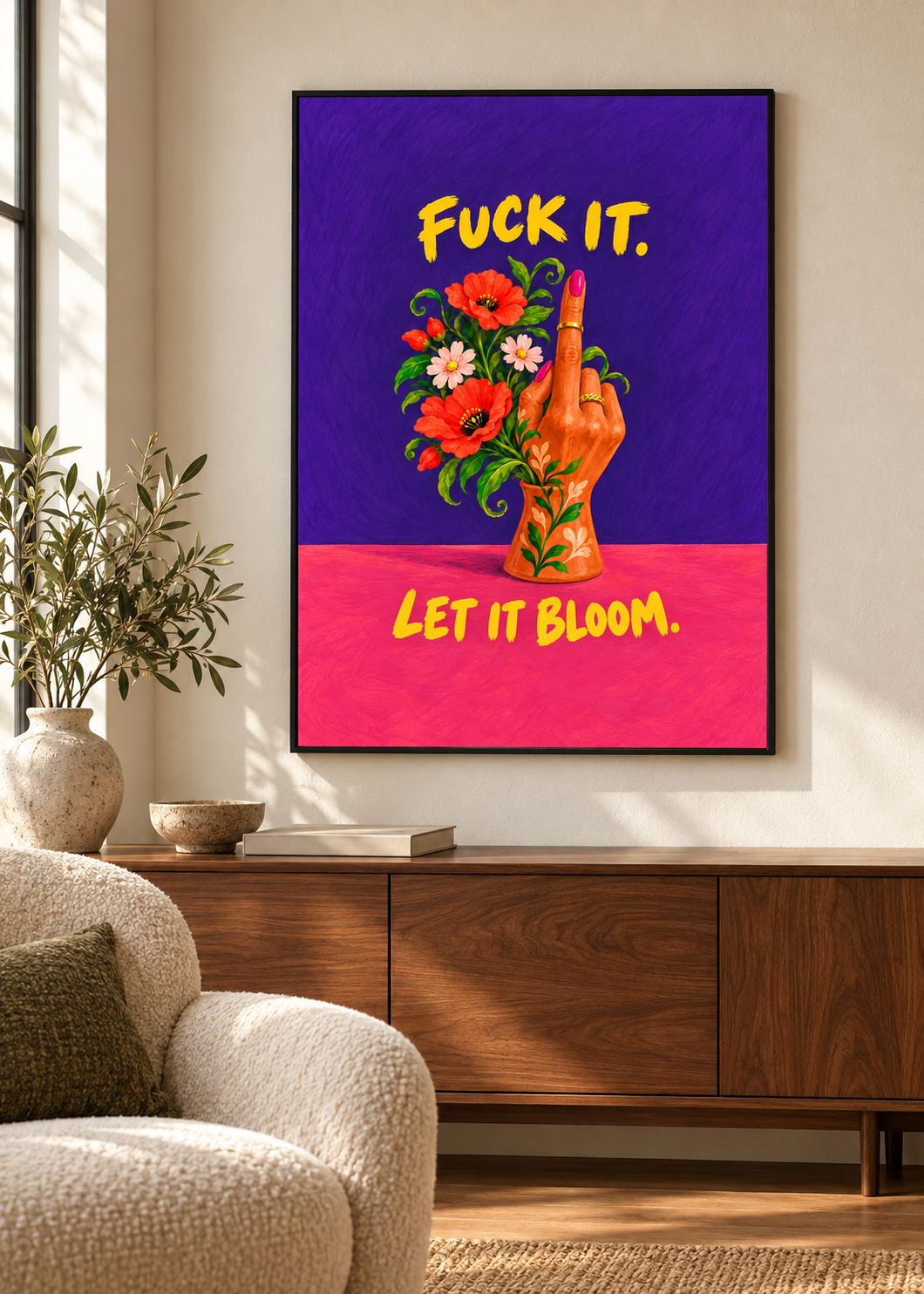 Let it Bloom – Poster im schmalen schwarzen Rahmen im Wohnraum