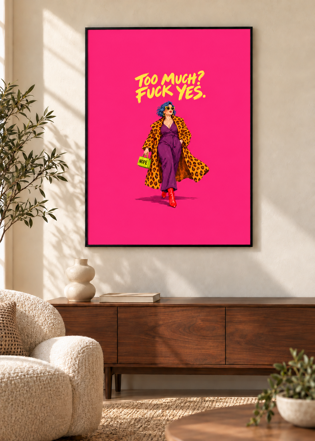 Too Much – Poster im schmalen schwarzen Rahmen im Wohnraum