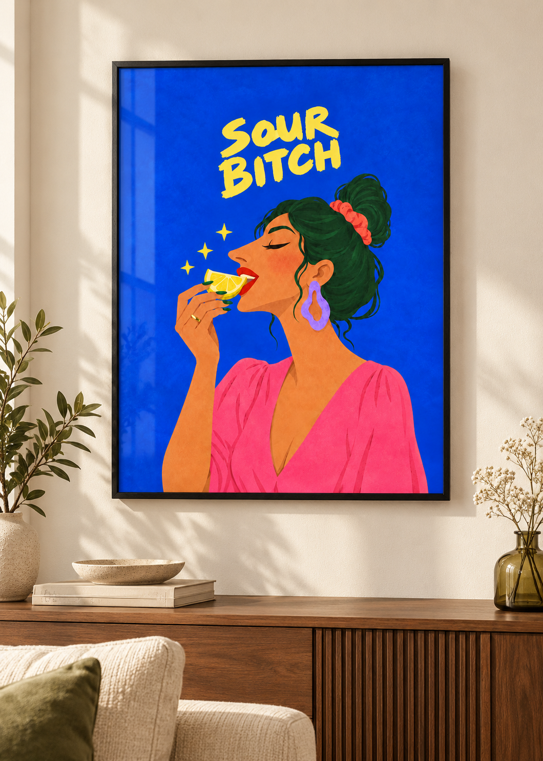 Sour Bitch – Poster im schwarzen Holzrahmen im Wohnraum