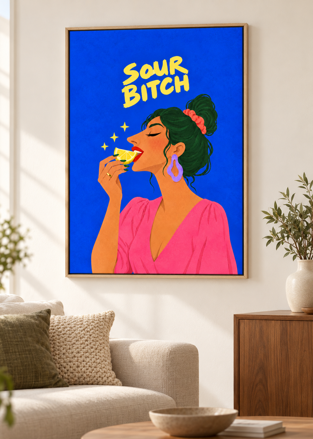 Sour Bitch – Leinwand im Naturholz-Schattenfugenrahmen im Wohnraum