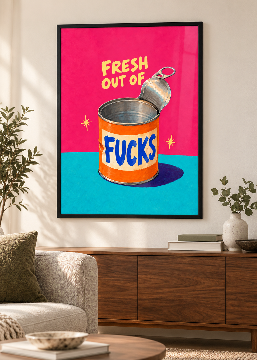 Fresh Out of Fucks – Poster im schwarzen Holzrahmen im Wohnraum