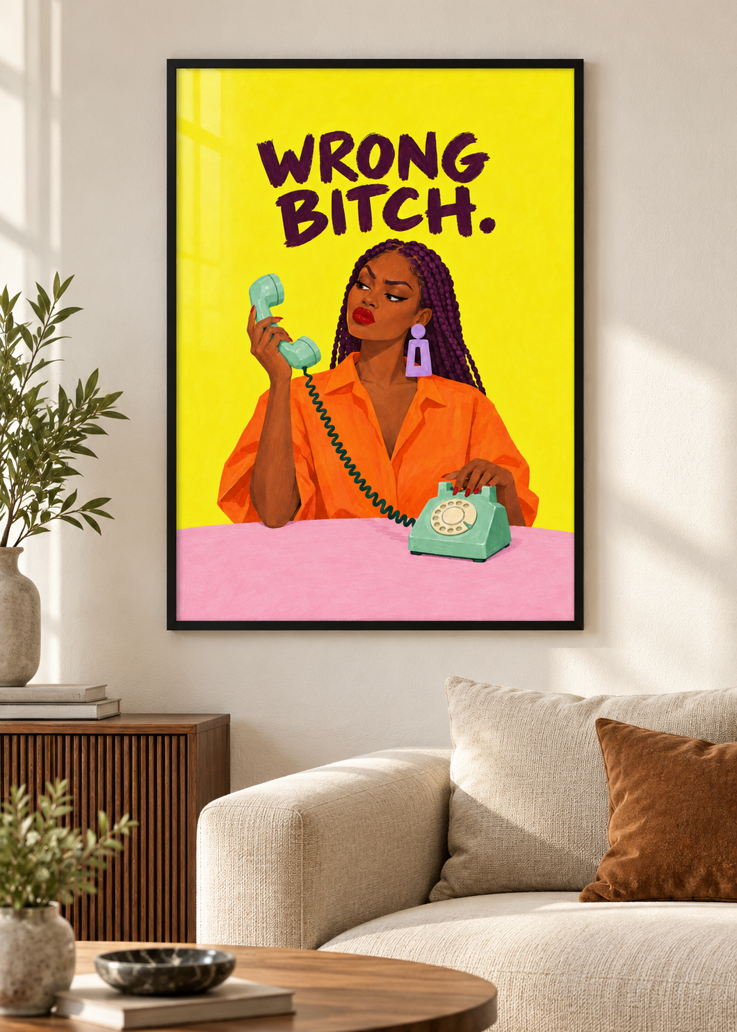 Wrong Bitch – Poster im schwarzen Holzrahmen im Wohnraum