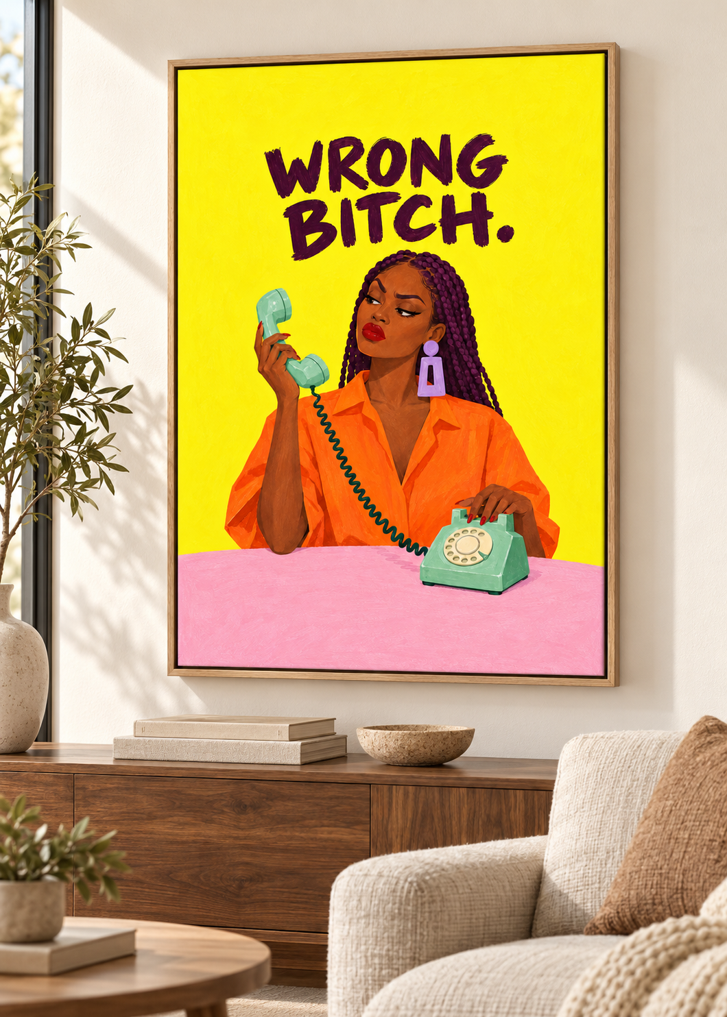 Wrong Bitch – Leinwand im Naturholz-Schattenfugenrahmen im Wohnraum