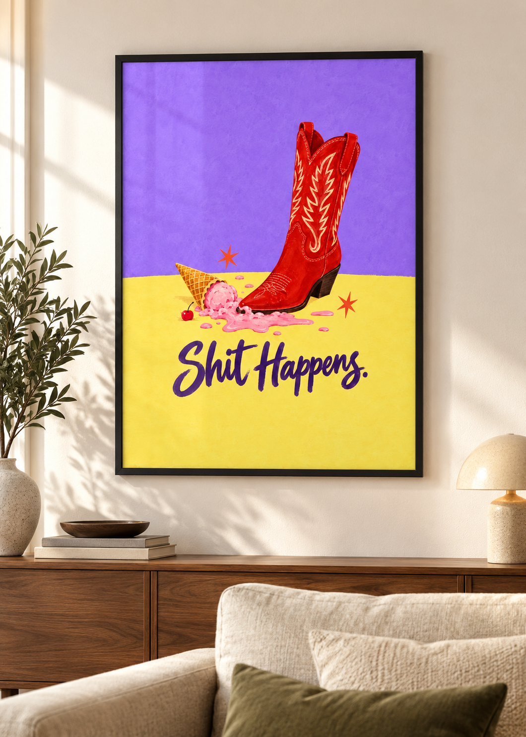 Shit Happens – Poster im schwarzen Holzrahmen im Wohnraum