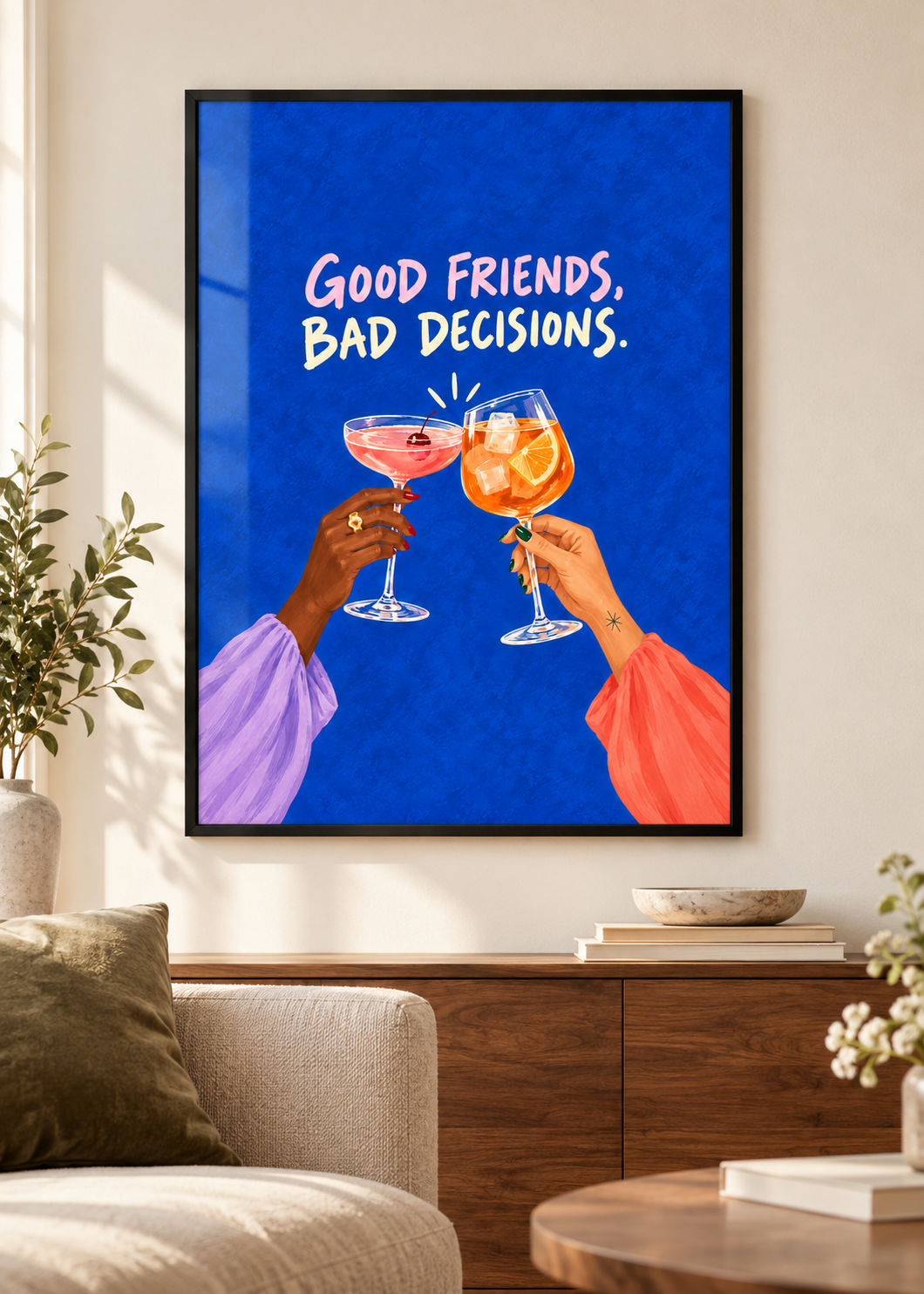 Good Friends, Bad Decisions – Poster im schwarzen Holzrahmen im Wohnraum