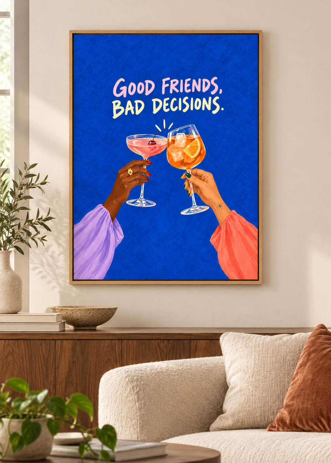 Good Friends, Bad Decisions – Leinwand im Naturholz-Schattenfugenrahmen im Wohnraum