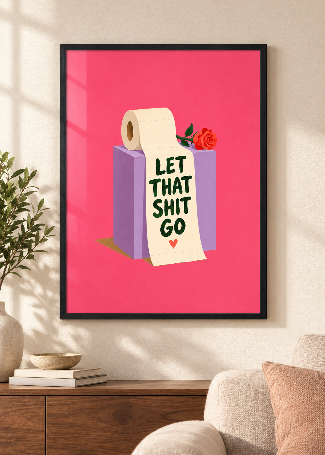 Let That Shit Go – Poster im schwarzen Holzrahmen im Wohnraum