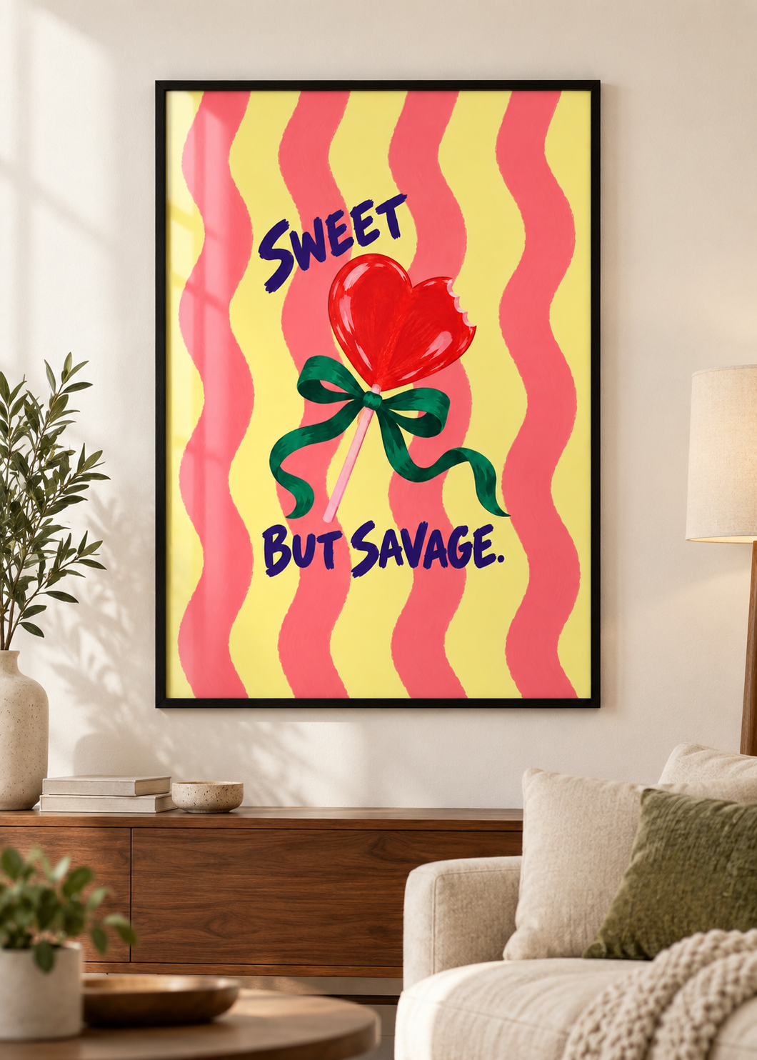 Sweet but Savage – Poster im schwarzen Holzrahmen im Wohnraum