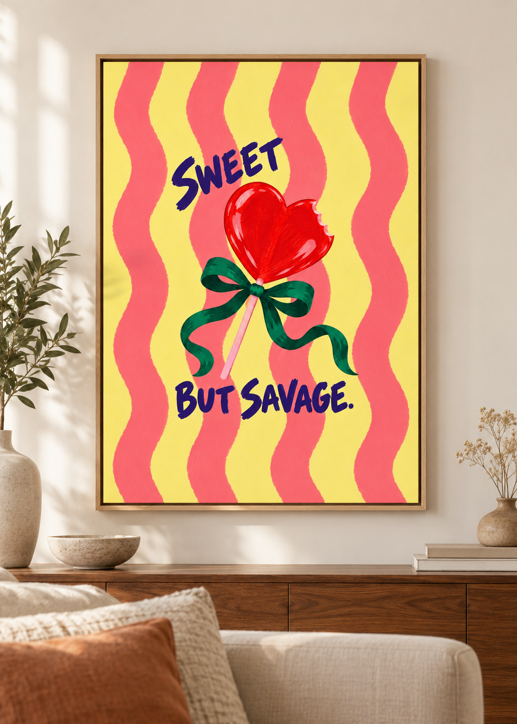 Sweet but Savage – Leinwand im Naturholz-Schattenfugenrahmen im Wohnraum