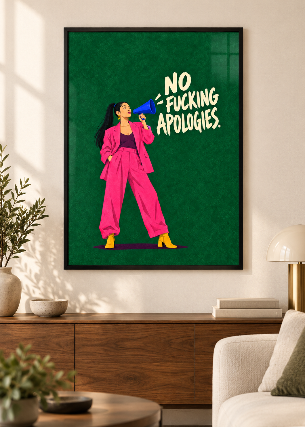 No Apologies – Poster im schwarzen Holzrahmen im Wohnraum