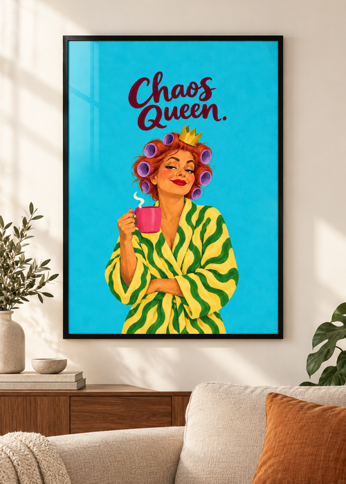 Chaos Queen – Poster im schwarzen Holzrahmen im Wohnraum