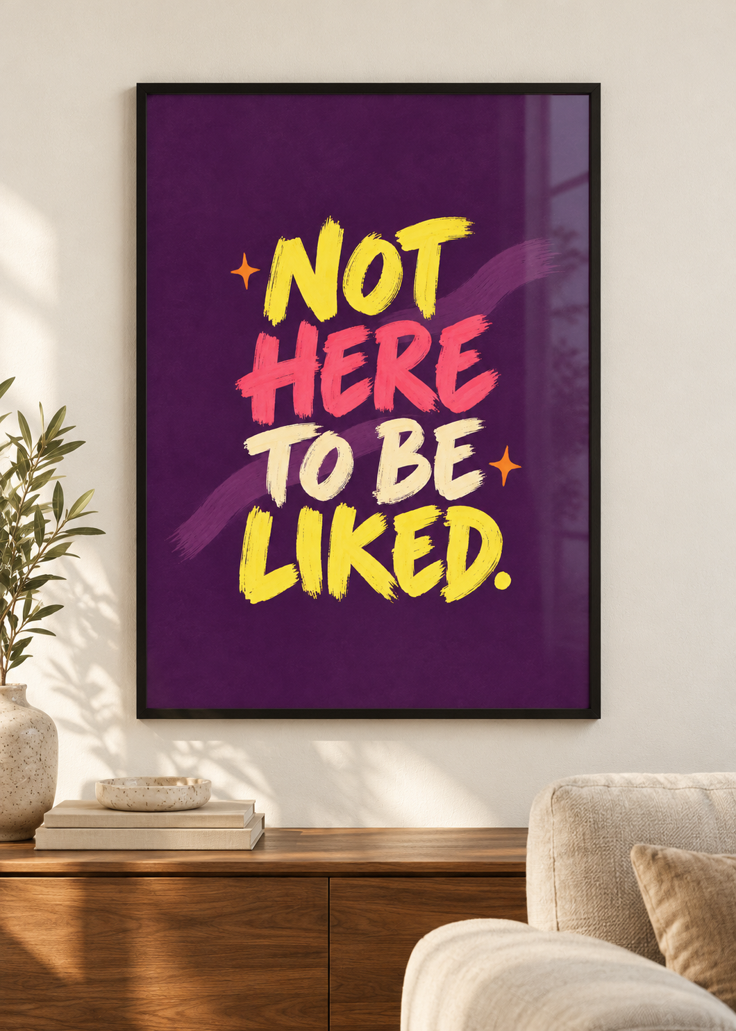 Not Here to Be Liked – Poster im schwarzen Holzrahmen im Wohnraum