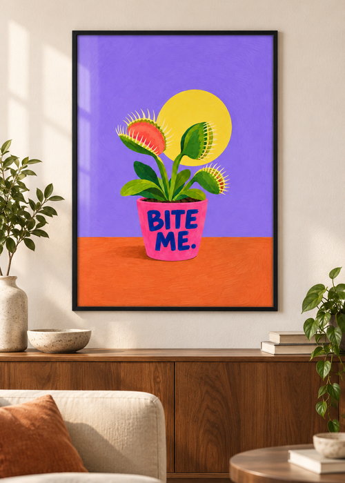 Bite Me – Poster im schwarzen Holzrahmen im Wohnraum