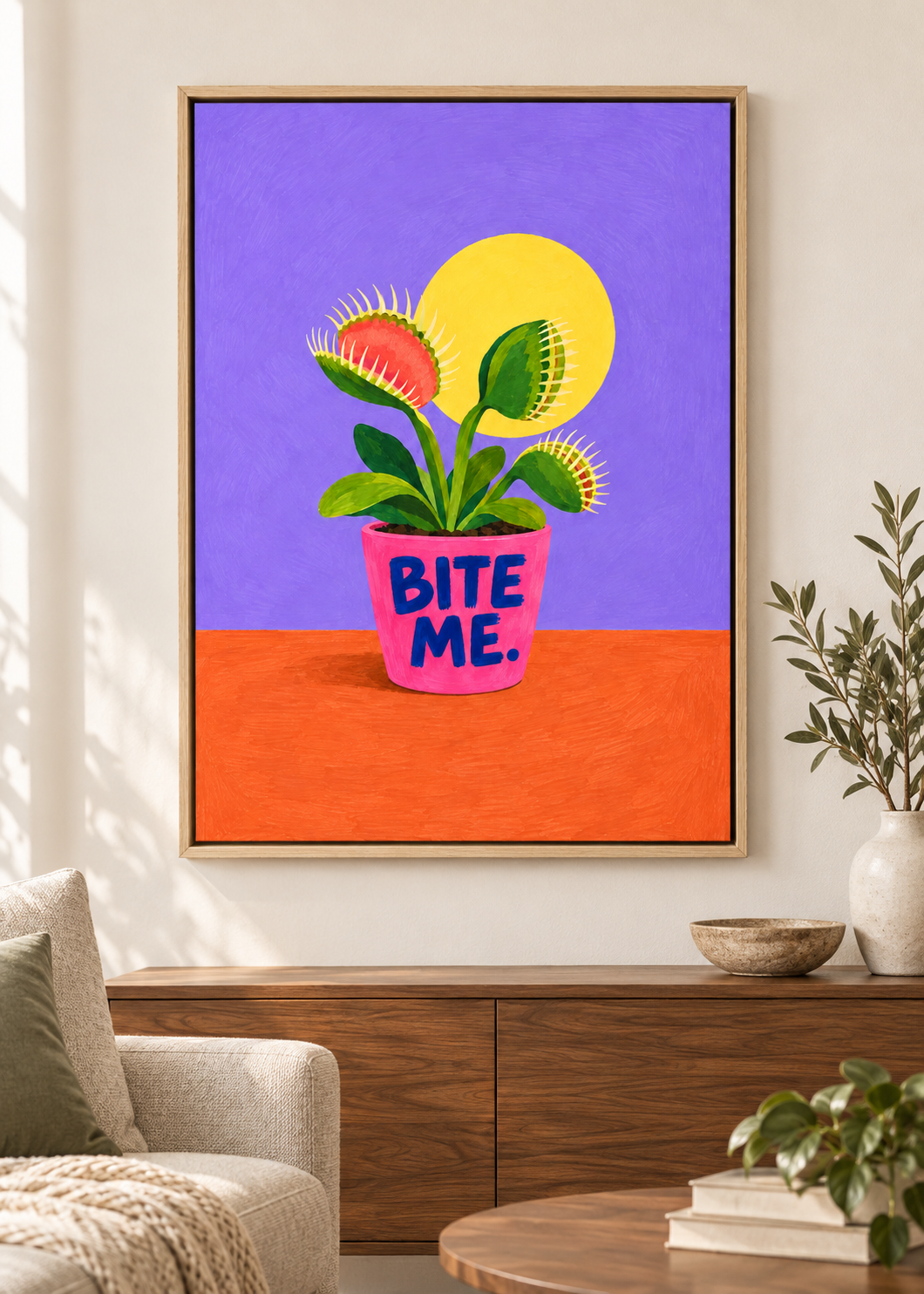 Bite Me – Leinwand im Naturholz-Schattenfugenrahmen im Wohnraum