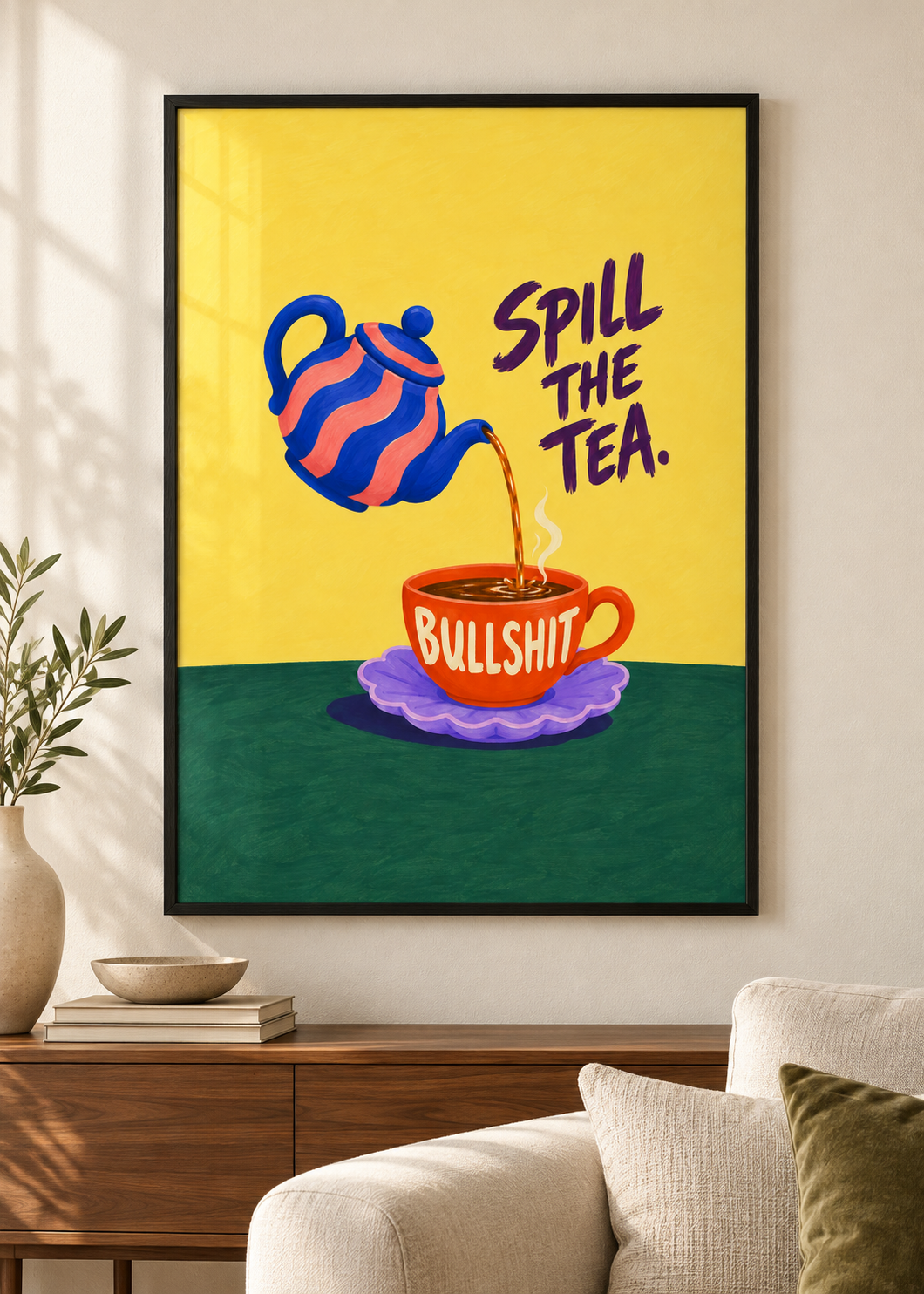 Spill the Tea – Poster im schwarzen Holzrahmen im Wohnraum