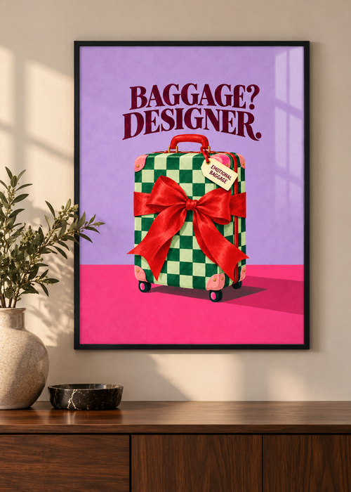 Baggage? Designer. – Poster im schwarzen Holzrahmen