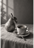 Stillleben mit Birne und Espresso – Schwarz-Weiß-Hauptmotiv ohne Rahmen.