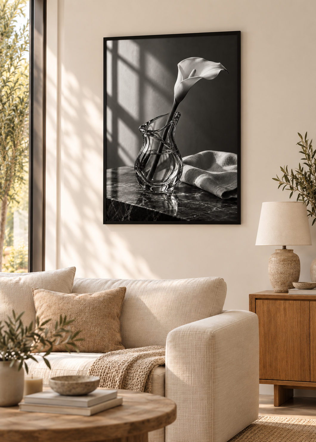 Calla-Lilie und Leinen im Fensterlicht – Schwarz-Weiß-Wandbild als Produktansicht.