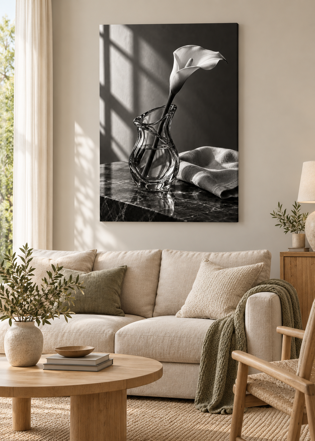 Calla-Lilie und Leinen im Fensterlicht – Schwarz-Weiß-Wandbild als Produktansicht.